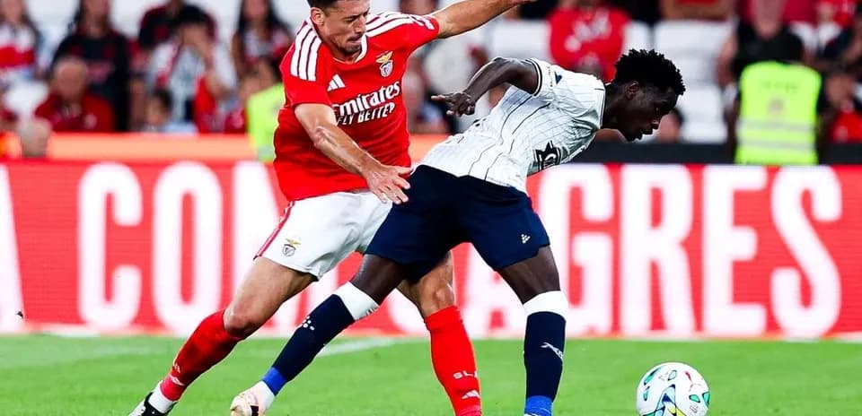 Player challenge during Aarhus vs Benfica match