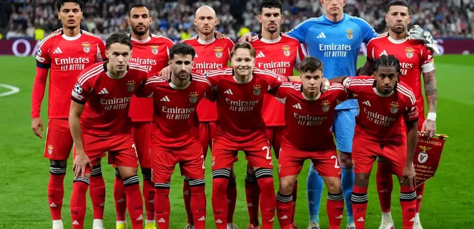 Benfica team posing for a group photo