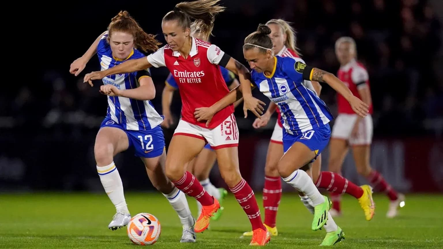 Brighton and Arsenal players competing for the ball
