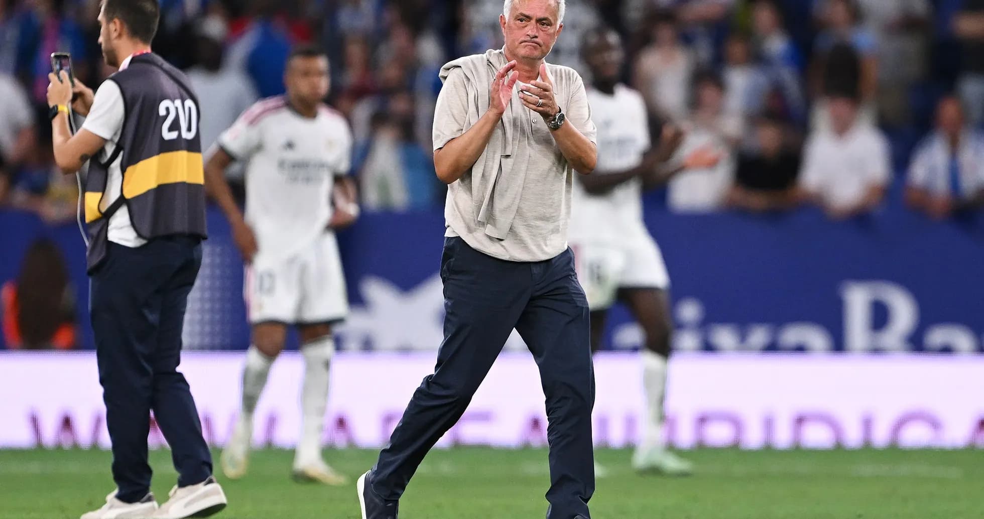 Jose Mourinho applauding players after match