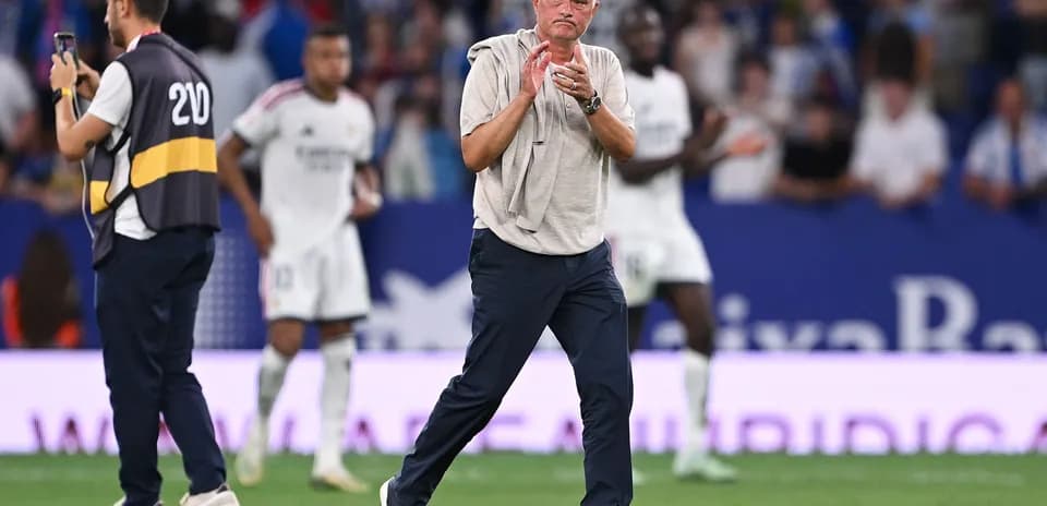 Jose Mourinho applauding players after match