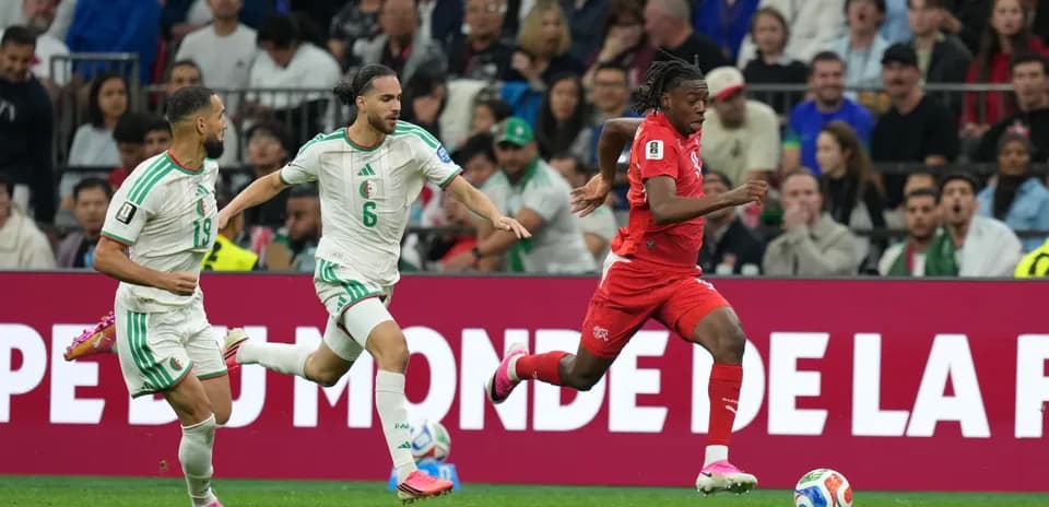 Switzerland player sprinting against Algeria defenders