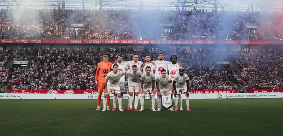 Gornik Zabrze team posing before the match