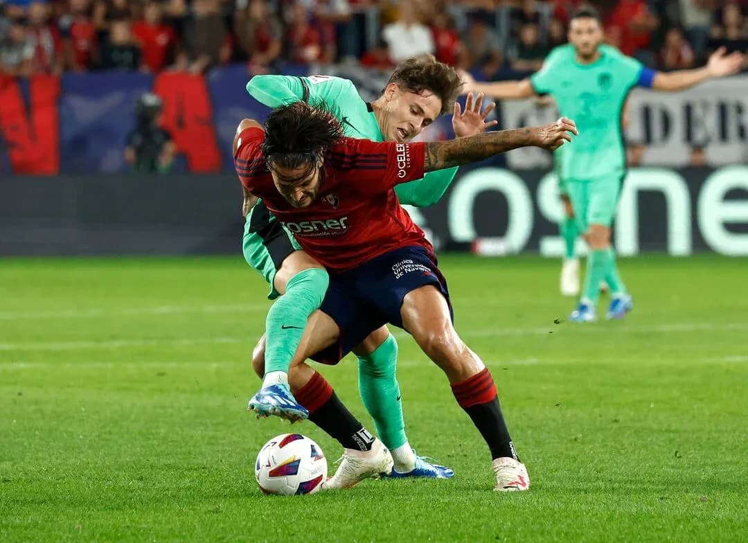 Osasuna player tackled by Atletico Madrid goalkeeper