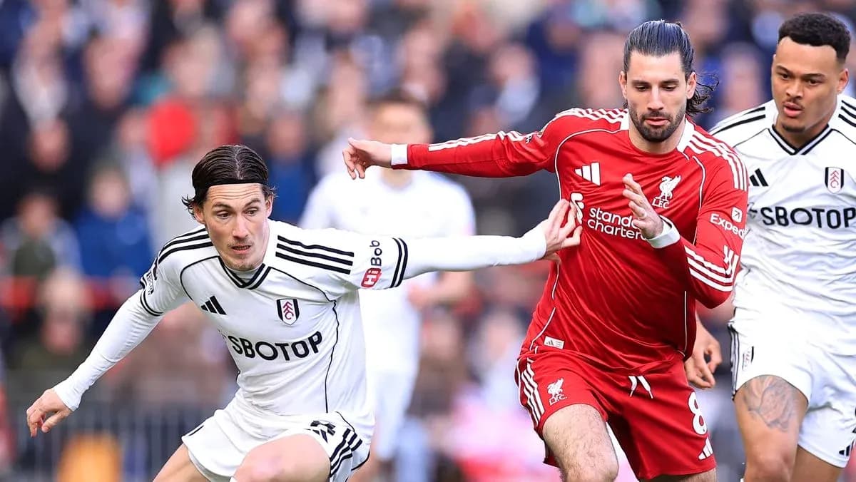 Fulham and Liverpool players contesting the ball