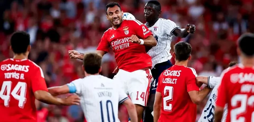 Aarhus player challenging Benfica player in match