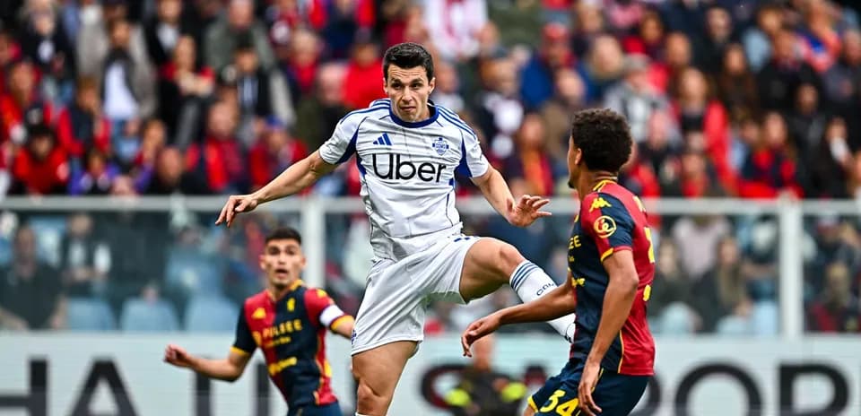 Como player attempting to control the ball