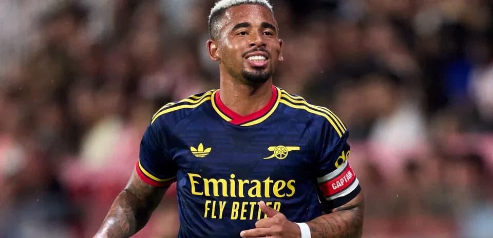 Player in Arsenal kit celebrating on the pitch