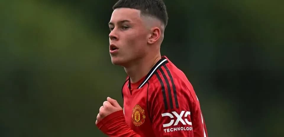 Player in Manchester United kit during training session