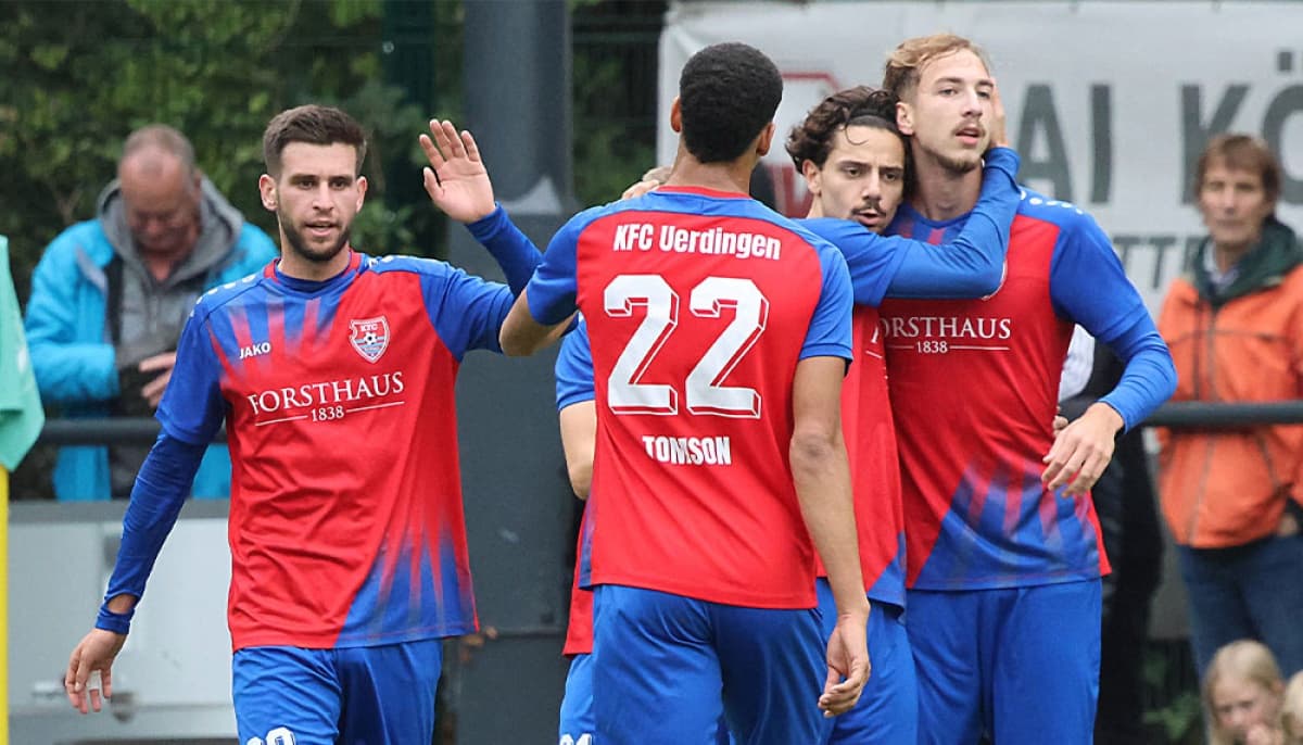 KFC Uerdingen 05 players celebrating a goal