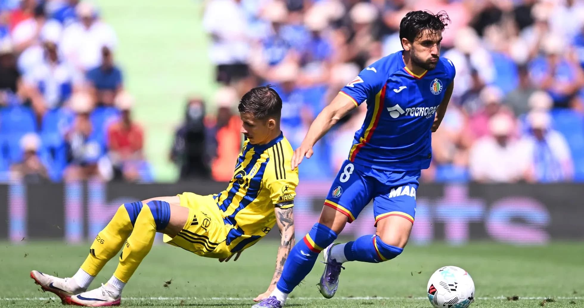 Player tackling during Oviedo vs Getafe match