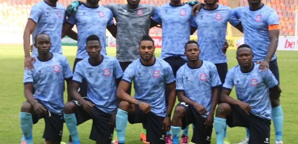 Niger Tornadoes team posing on the field