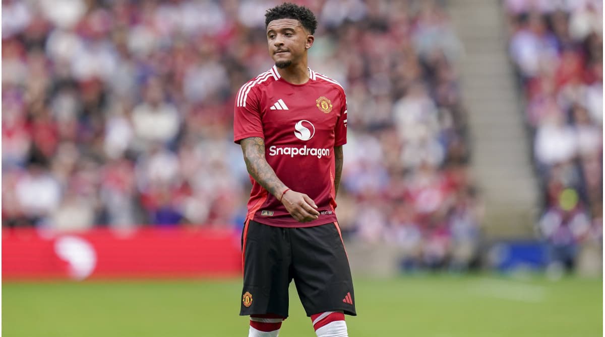 Player in Manchester United kit on the field