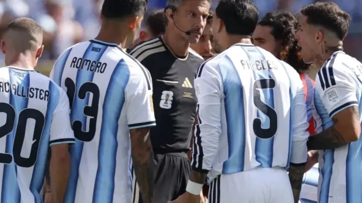 Argentinian players discussing with the referee during match