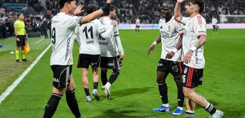 Beşiktaş players celebrating a goal