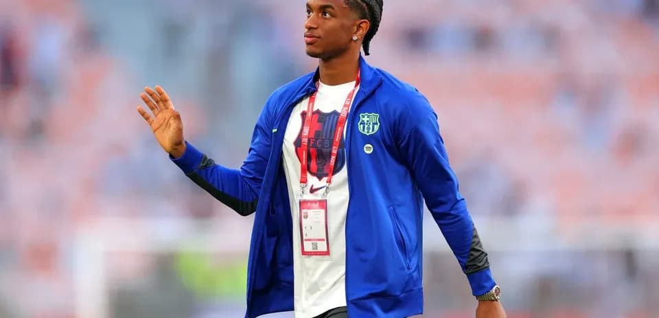 Player waving while walking on the pitch