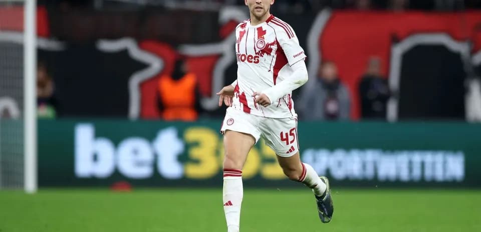 Olympiakos player dribbling the ball during match
