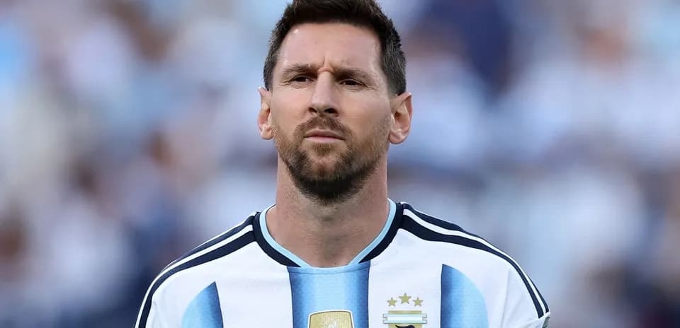 Lionel Messi wearing Argentina jersey before match