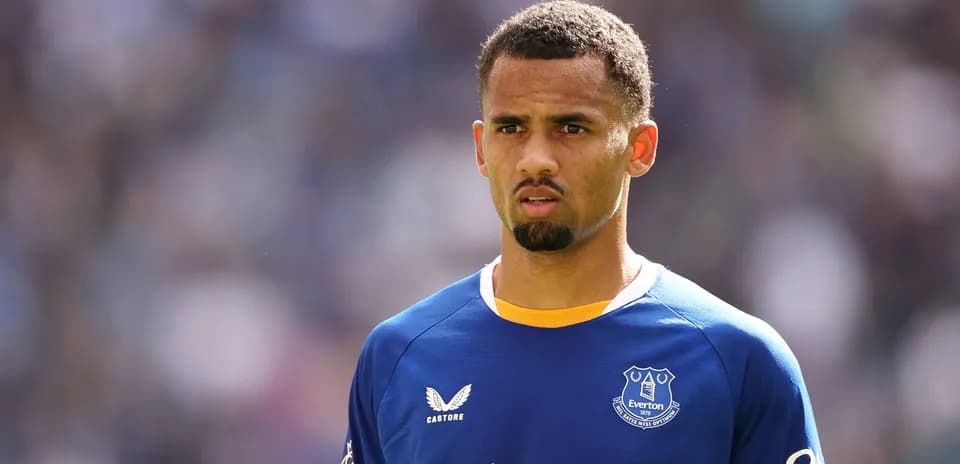 Player in Everton jersey during match warm-up