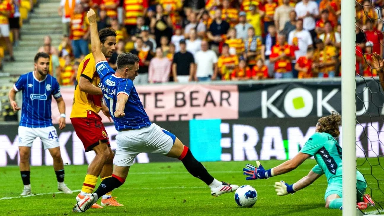 Jagiellonia player challenging Rangers player in match