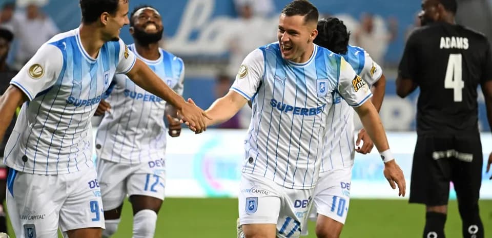 Universitatea Craiova players celebrating a goal