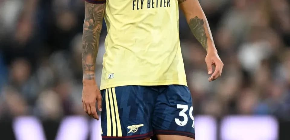 Player in Arsenal kit during match action