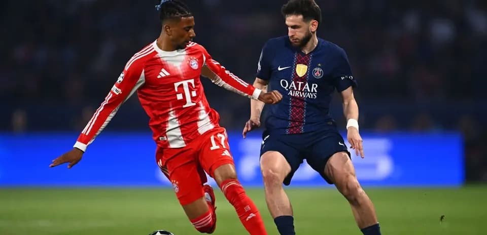 Bayern player dribbling against PSG opponent