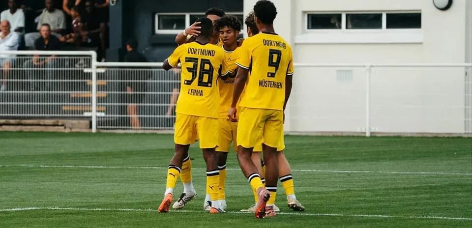 Borussia Dortmund players celebrating a goal together