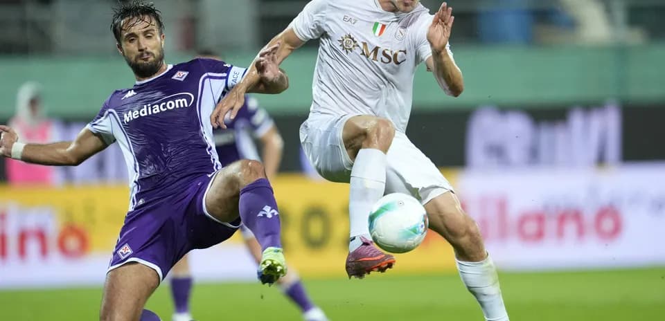 Fiorentina player challenges Napoli player for the ball