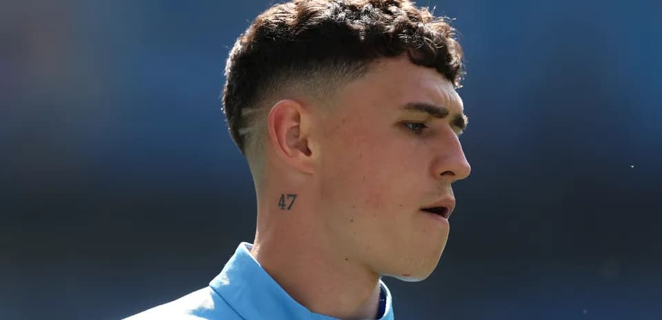 Player with tattoo preparing for match