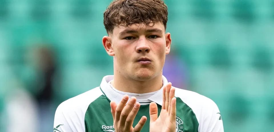 Player applauding in Hibernian kit on pitch
