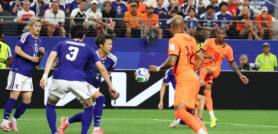 Netherlands player passing ball against Japan