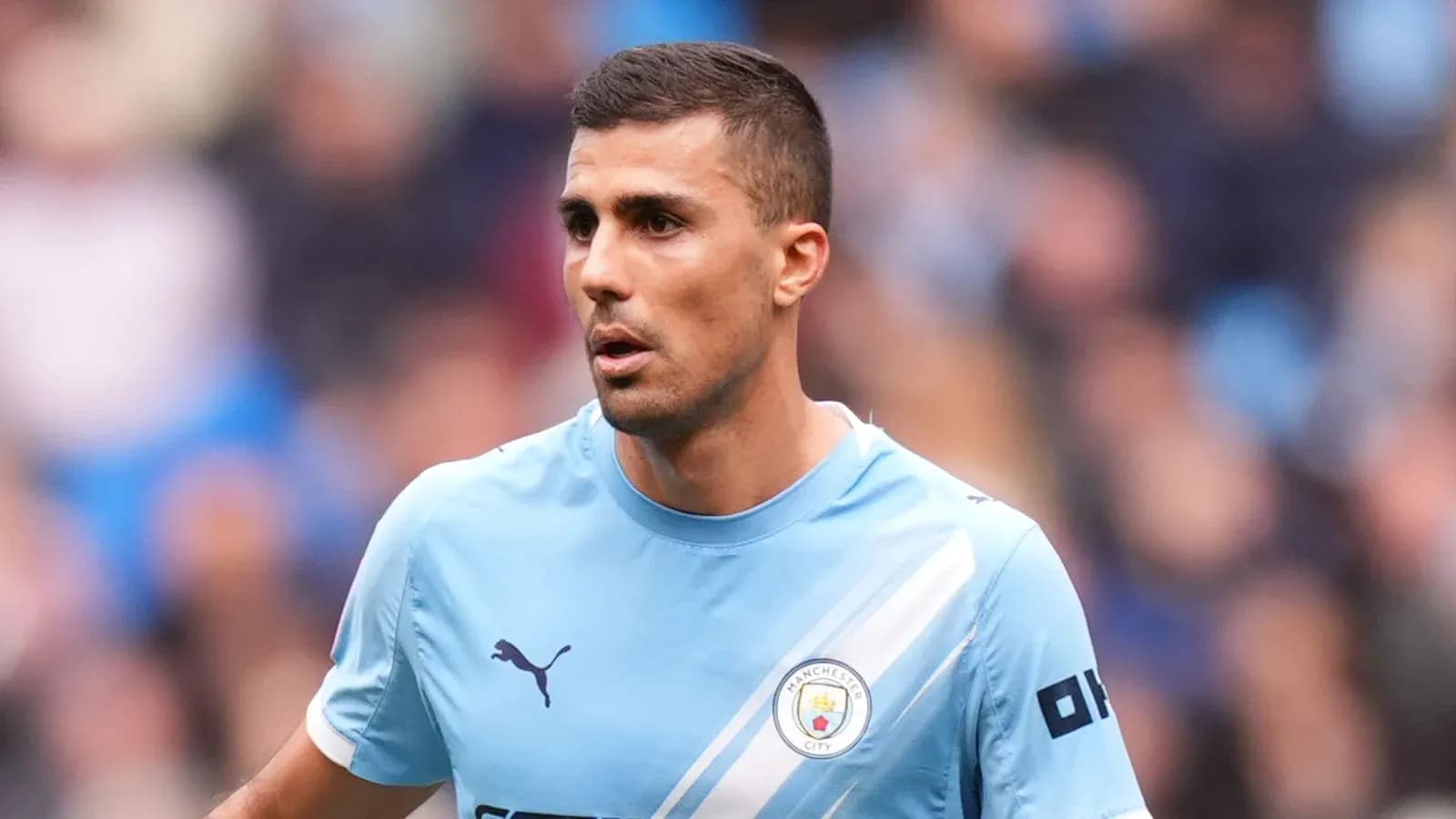 Player in Manchester City kit on the pitch
