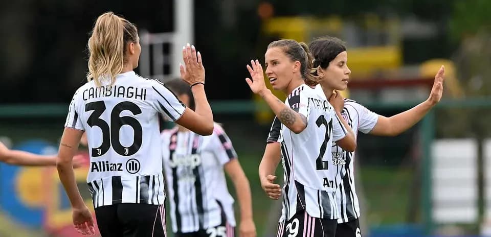 Juventus players celebrating during match
