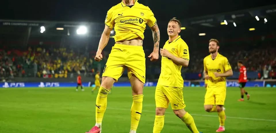 Bodo/Glimt players celebrating a goal