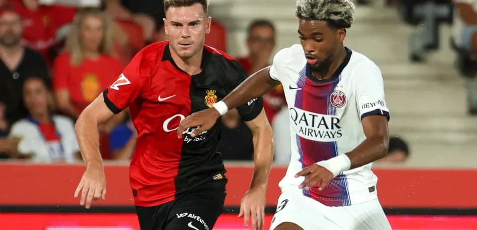 Player from Mallorca chasing PSG player with ball