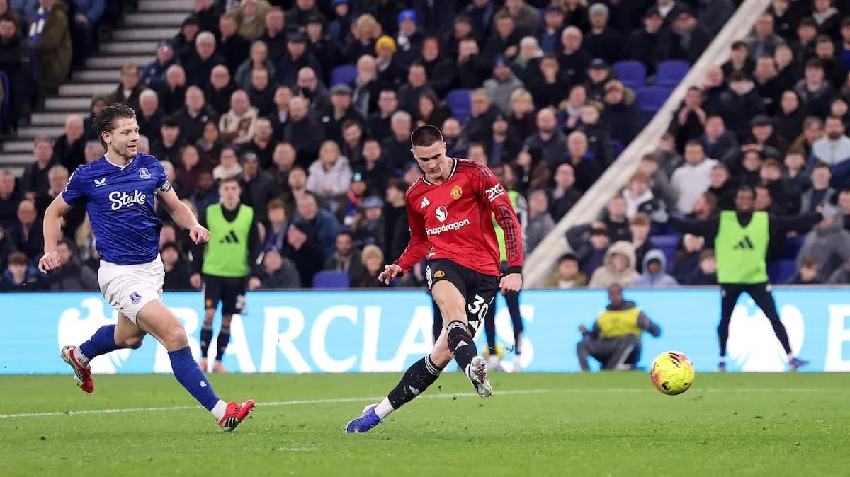 Everton player challenges Manchester United striker