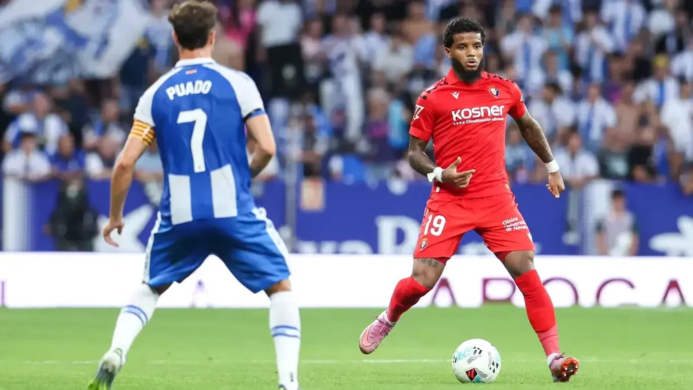 Osasuna player dribbling against Espanyol