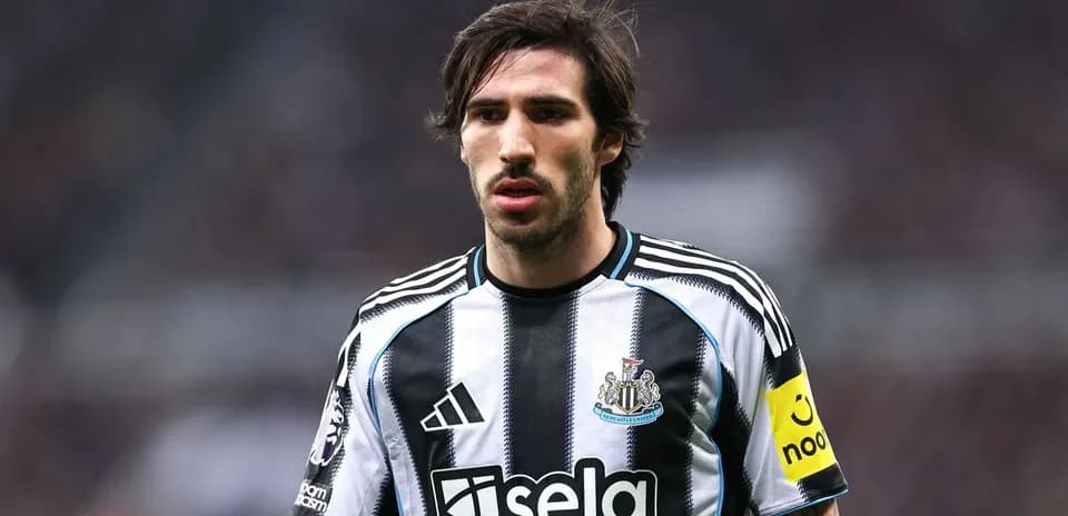 Player in Newcastle United kit during match