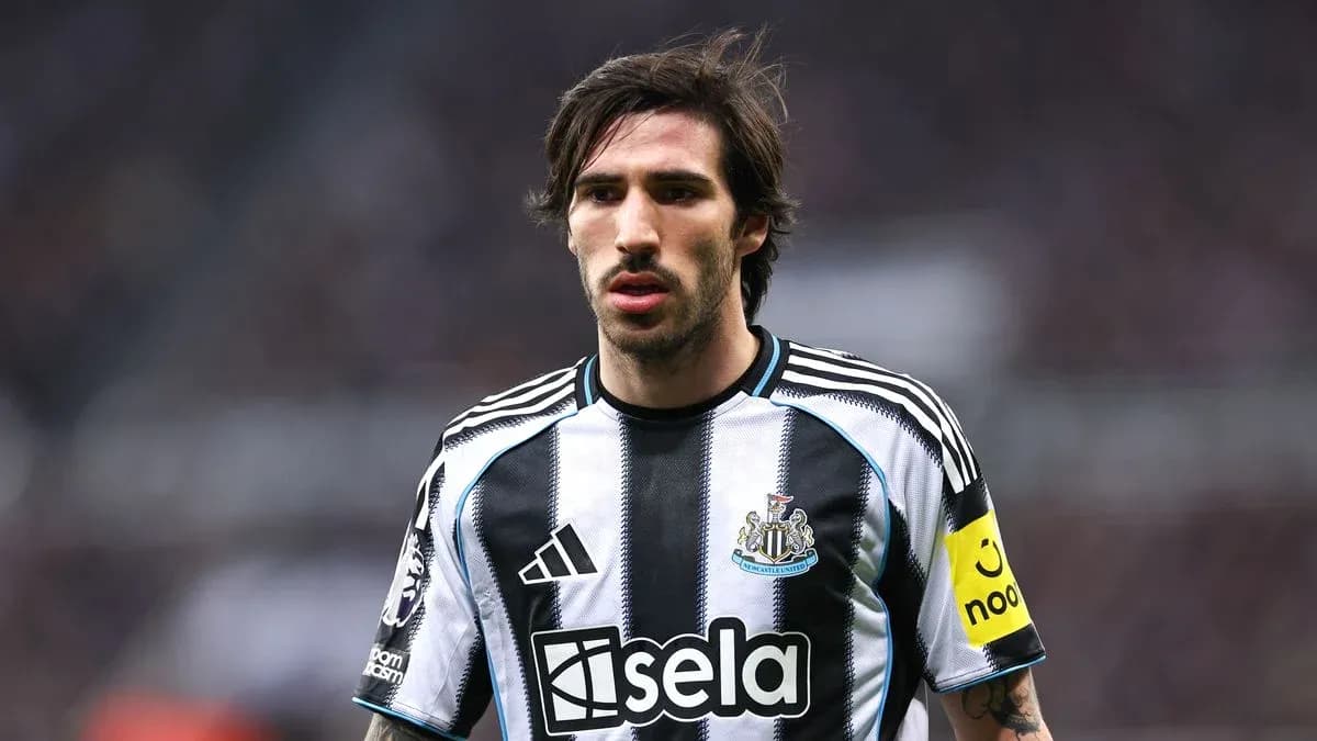 Player in Newcastle United kit during match