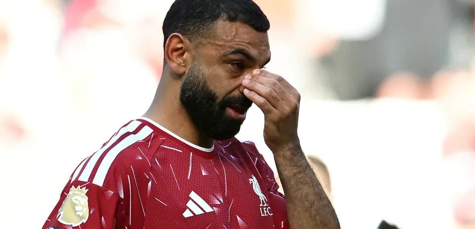 Player wiping his face during a match