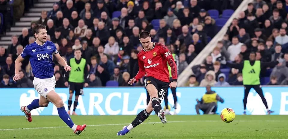 Everton player challenges Manchester United attacker