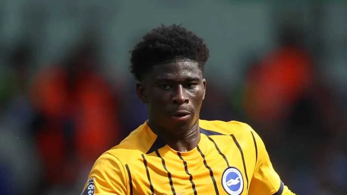 Player in yellow jersey during football match