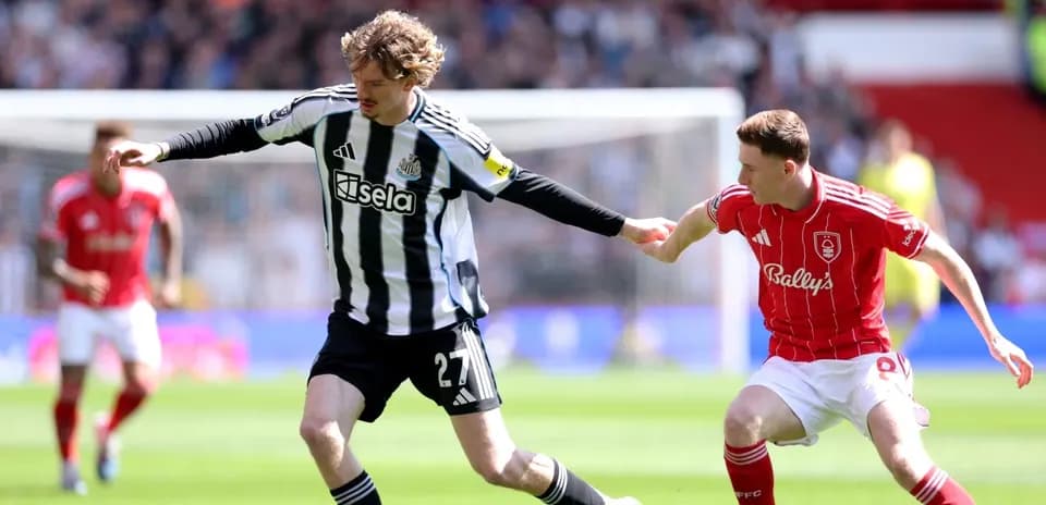 Newcastle player dribbling past Nottingham Forest player