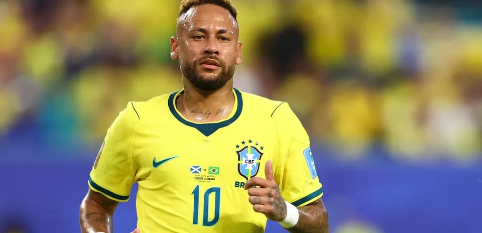 Neymar running on the pitch in Brazil jersey