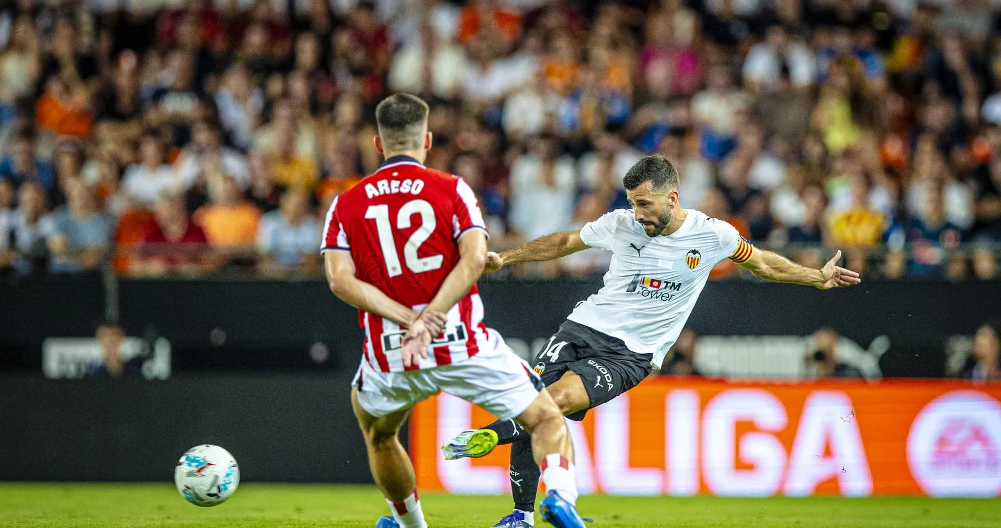 Valencia player attempting to shoot against Athletic Club