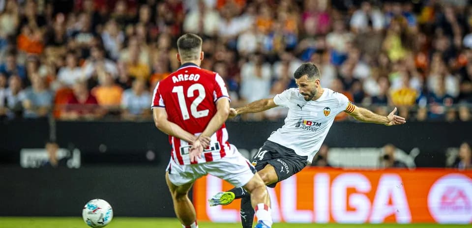 Valencia player attempting to shoot against Athletic Club