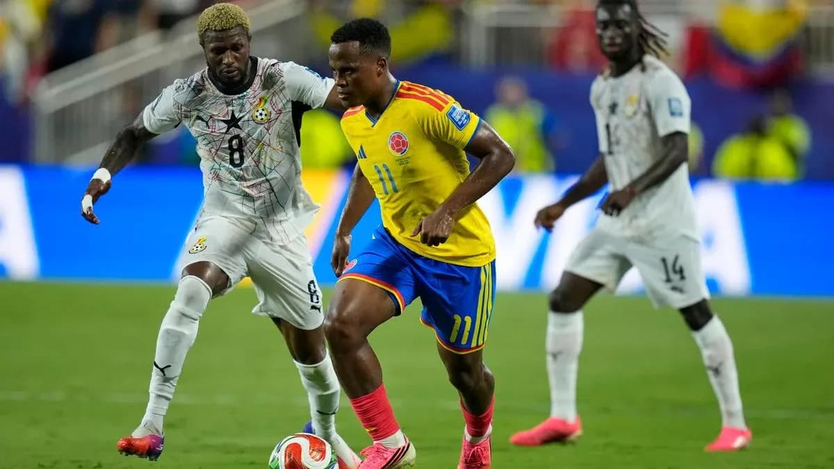 Colombian player dribbling past Ghanaian defender