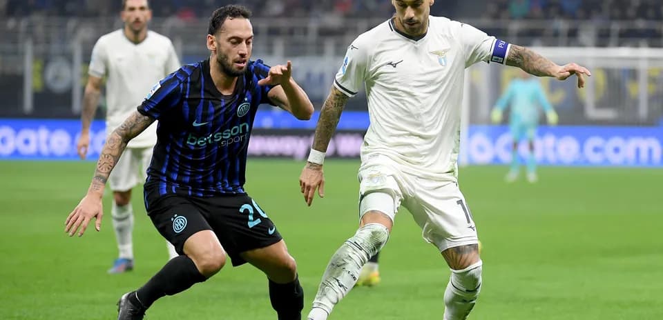 Lazio player dribbling past Inter opponent