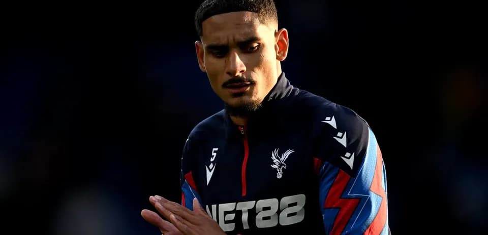 Player warming up in Crystal Palace training kit